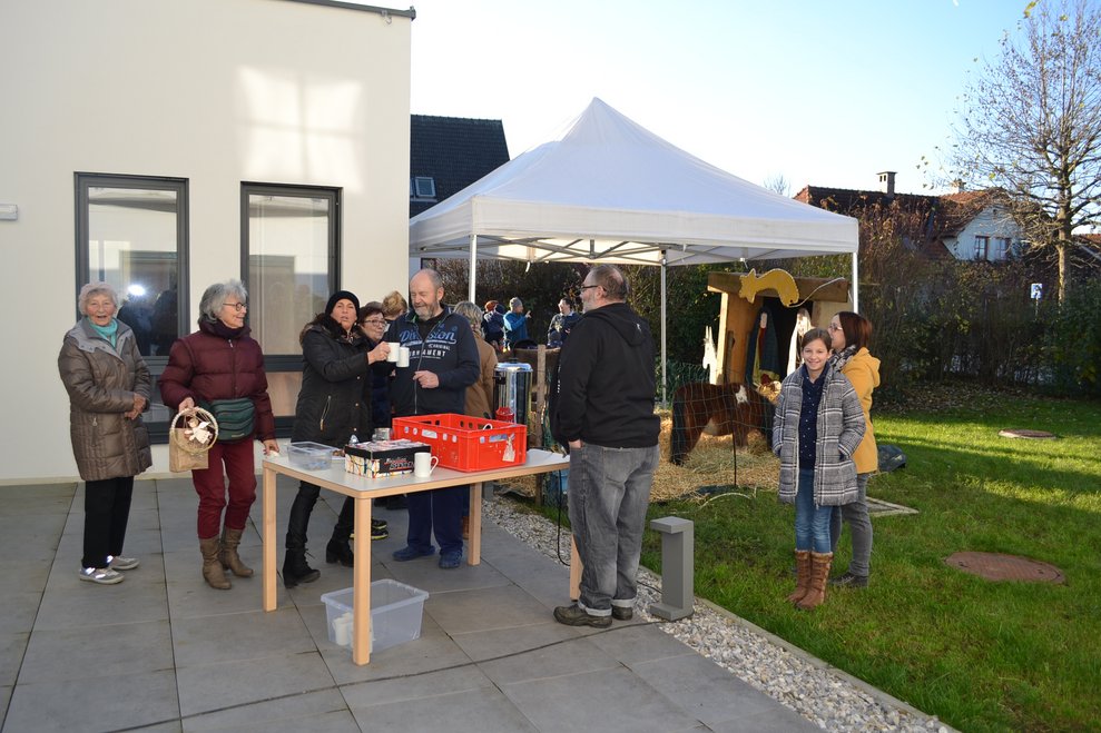 Menschen trinken Punsch