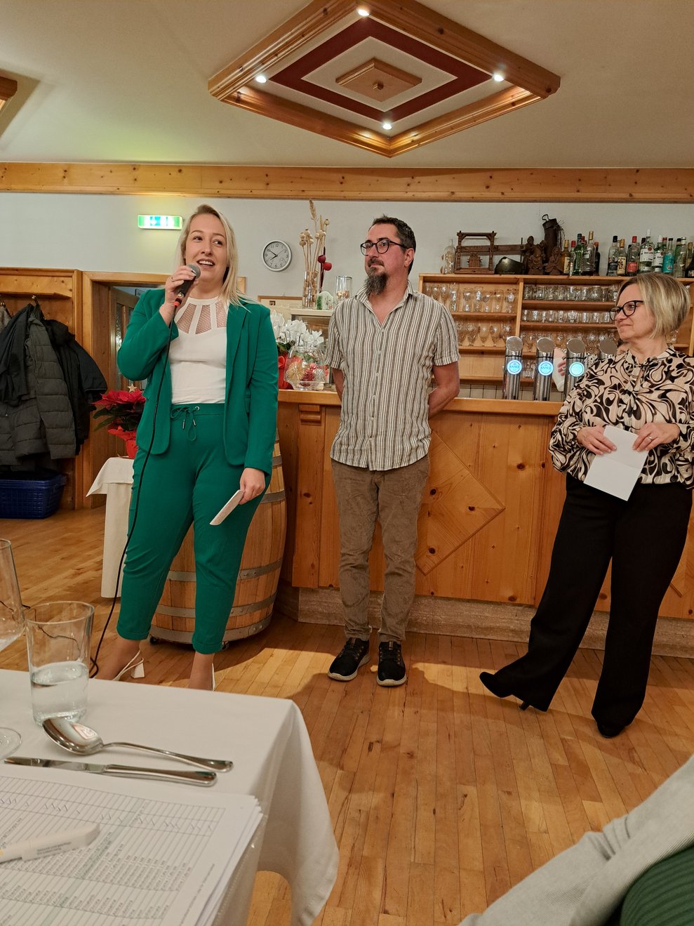 Frauen begrüßen die Festgäste