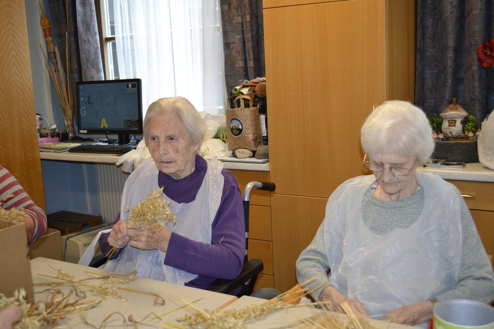 Frauen binden Erntedankkrone
