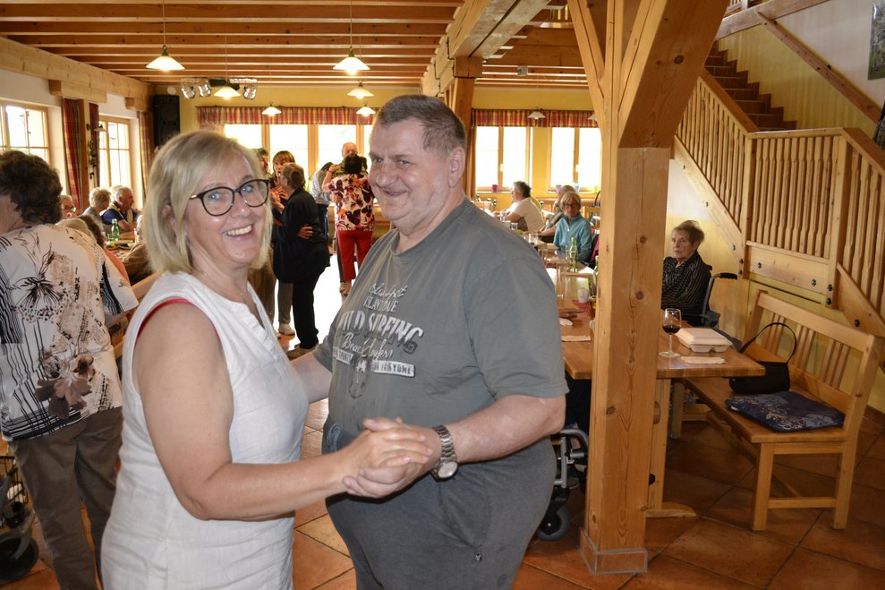 Mann und Frau tanzen