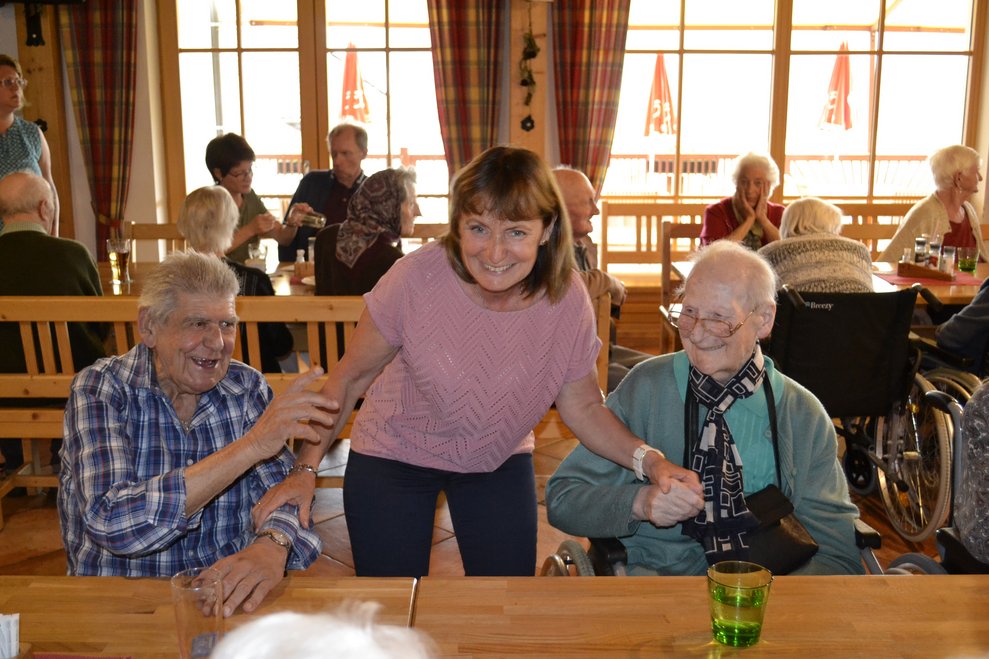 Menschen geben sich die Hände