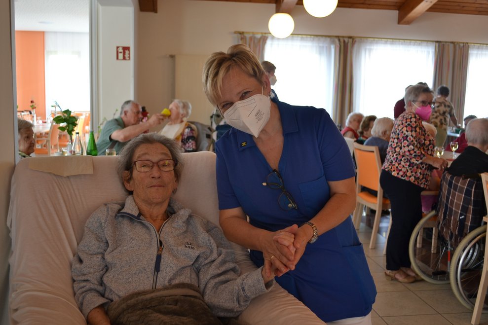 eine Heimbewohnerin mit Pflegerin