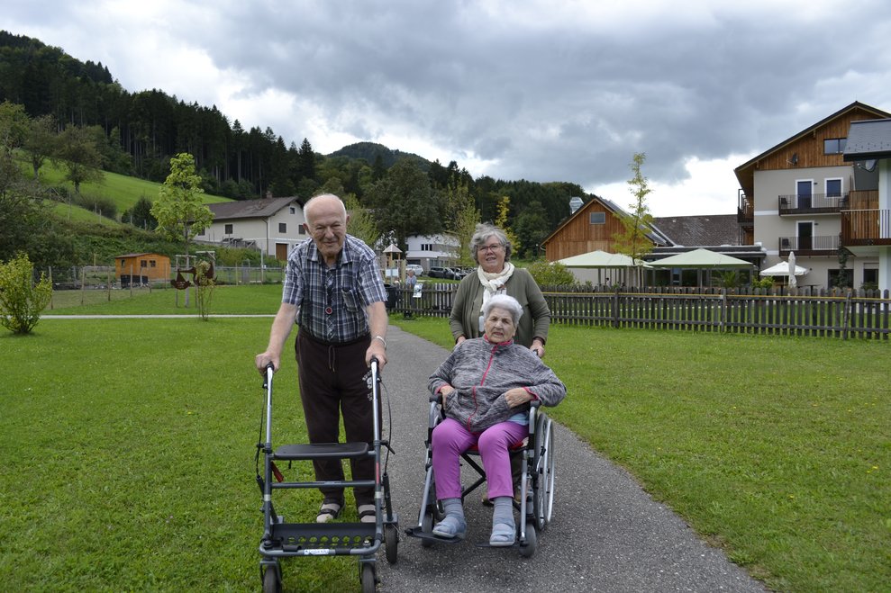 3 Personen mit Rollstuhl