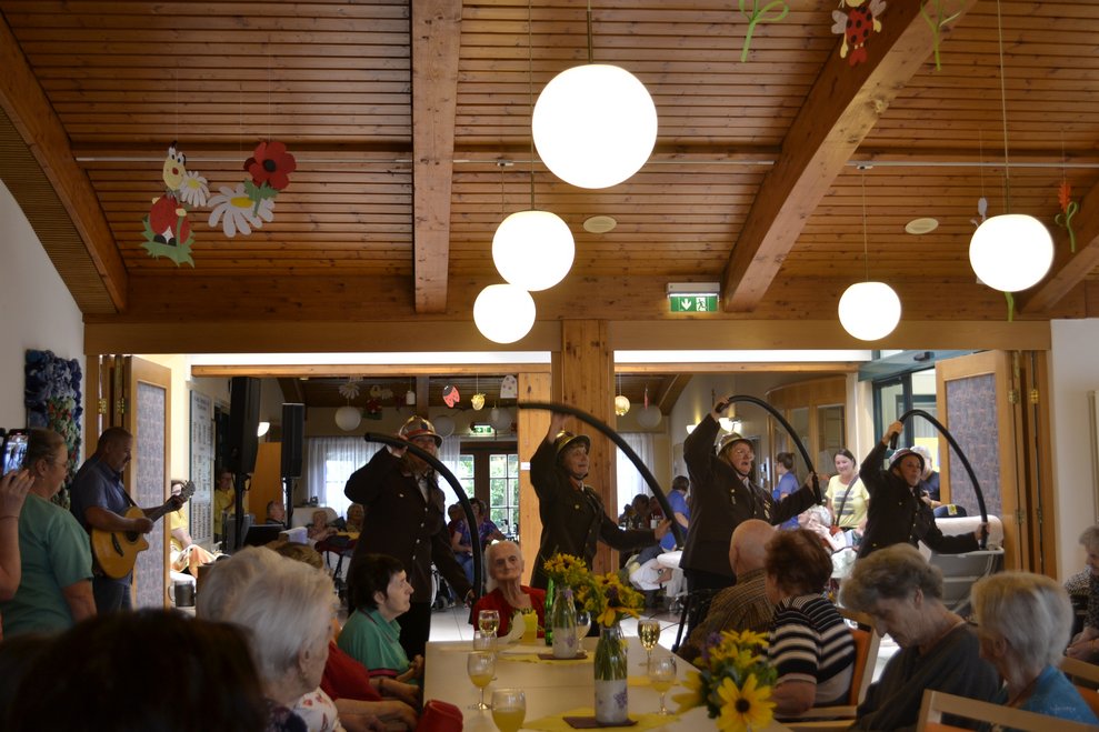 Menschen bei Aufführung