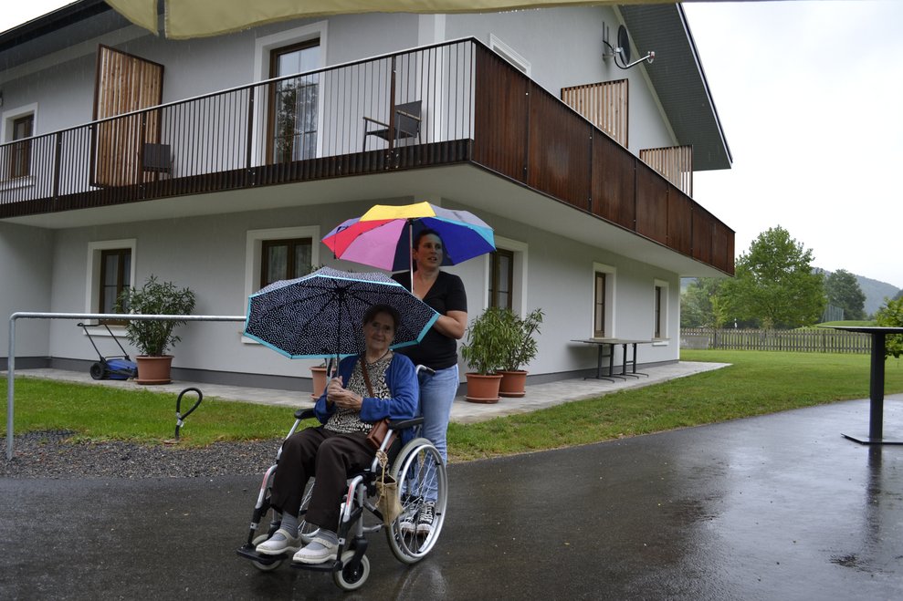 2 Frauen mit Regenschirm