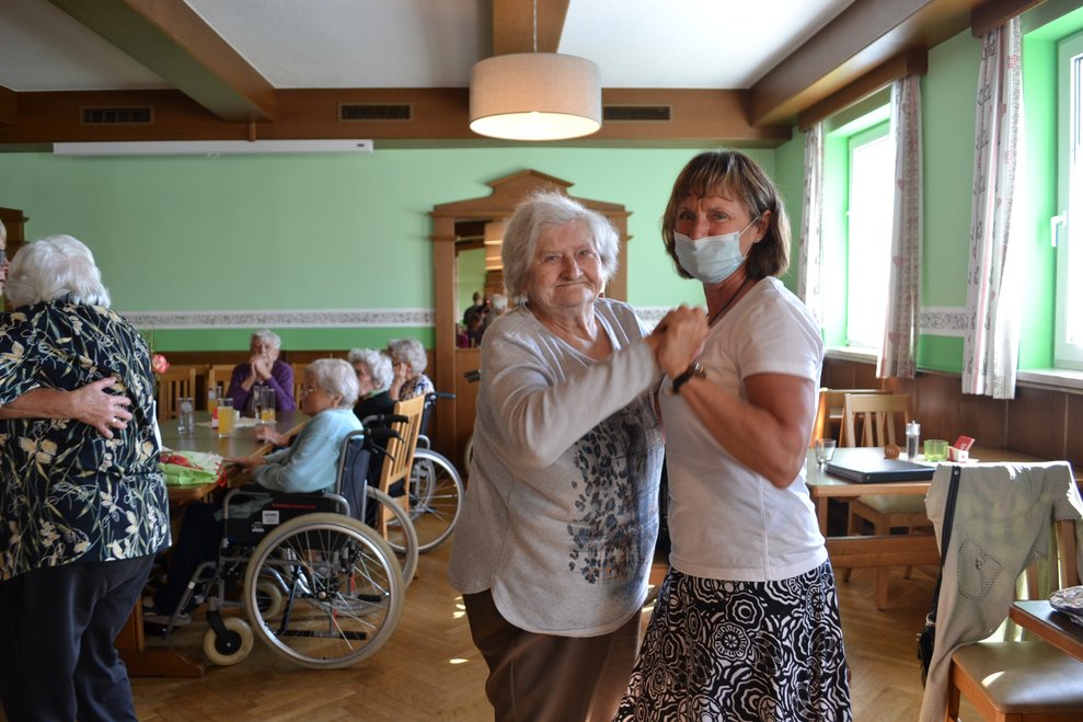 Heimbewohnerin tanzt mit Betreuerin