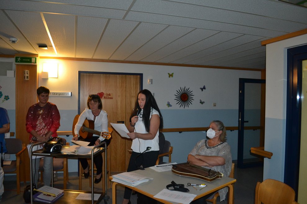 Mitarbeiterinnen tragen Gedichte vor