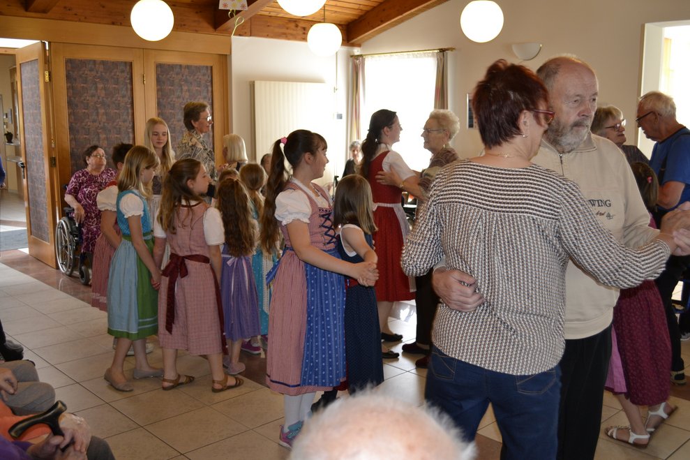 Kinder und Erwachsene tanzen