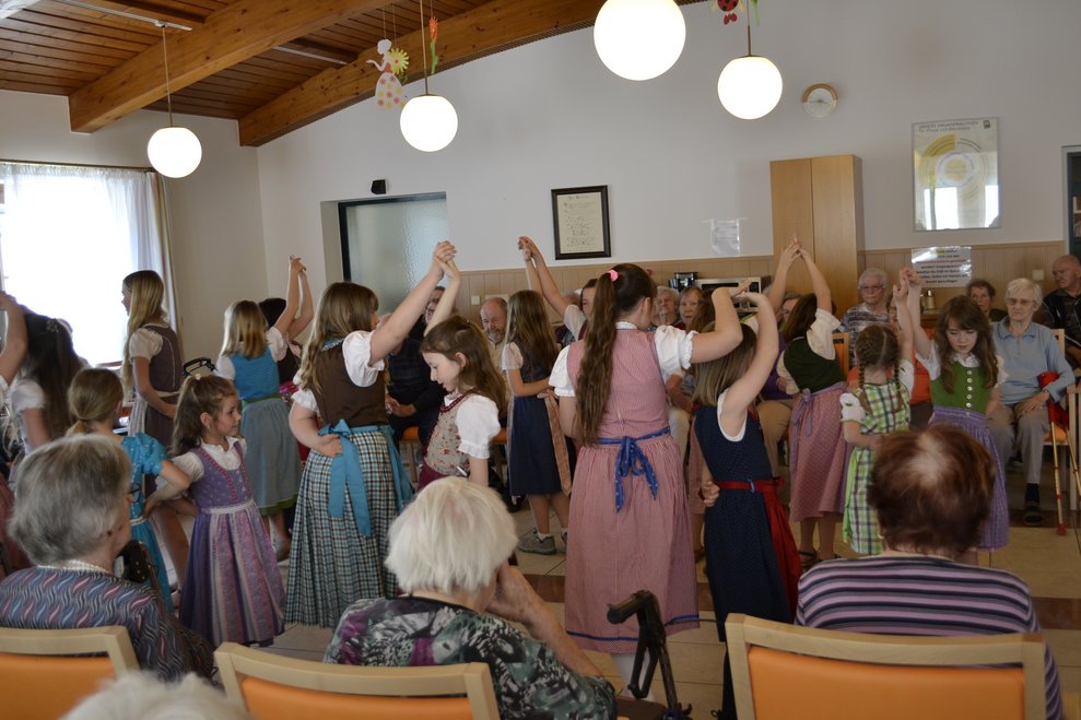 Kinder und Erwachsene tanzen