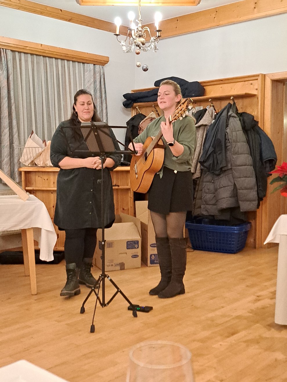 zwei Frauen singen und spielen Gitarre