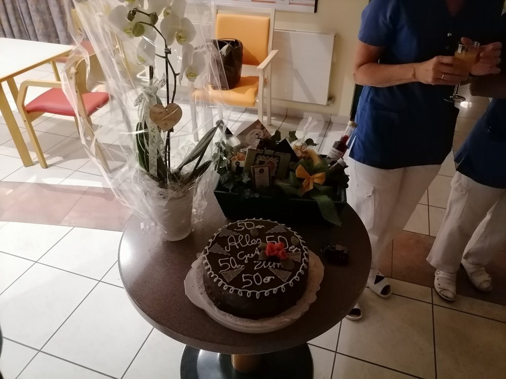 Eine Blume und eine Torte auf einem Tisch