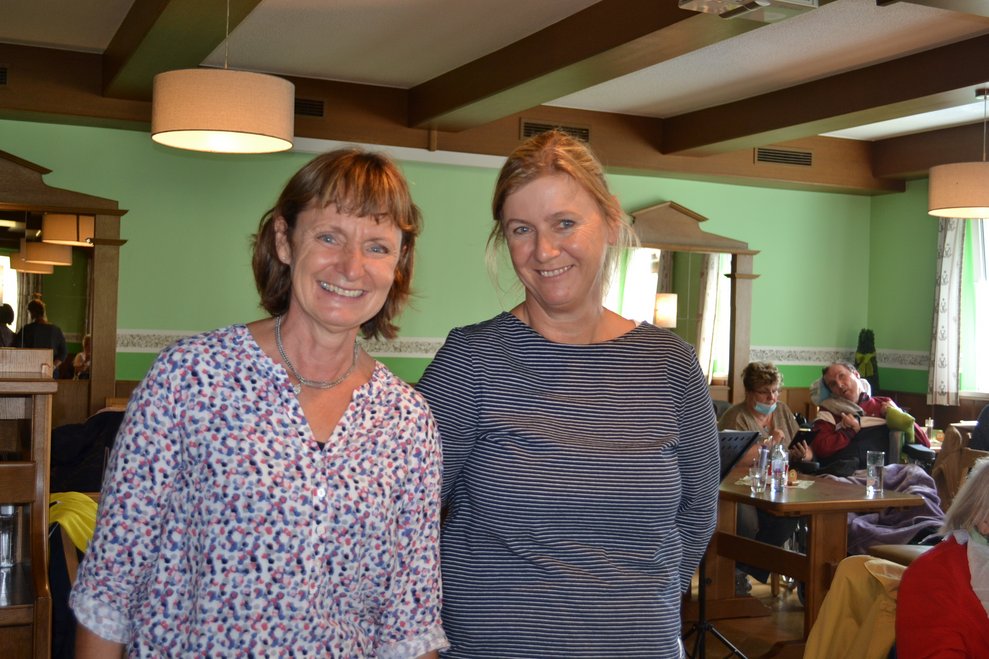 2 lachende Mitarbeiterinnen