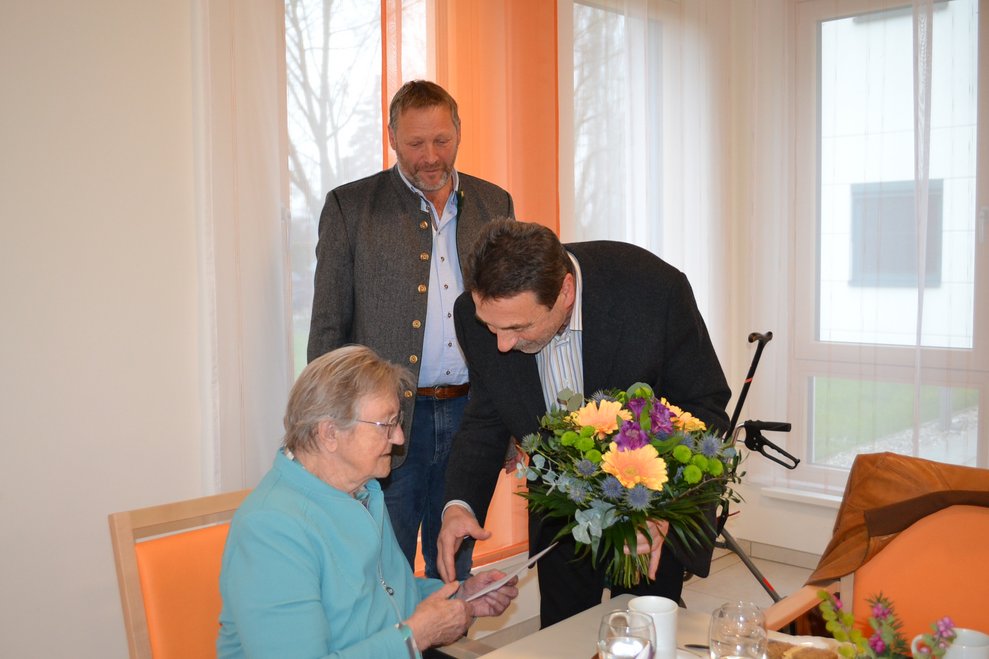 Menschen gratulieren