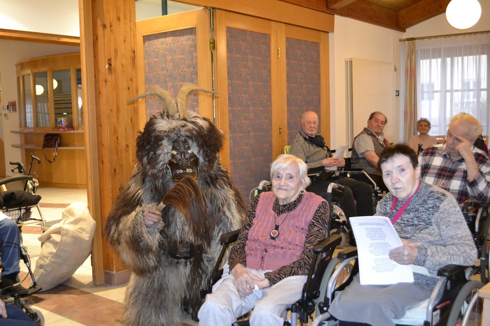 ein Percht besucht alte Leute