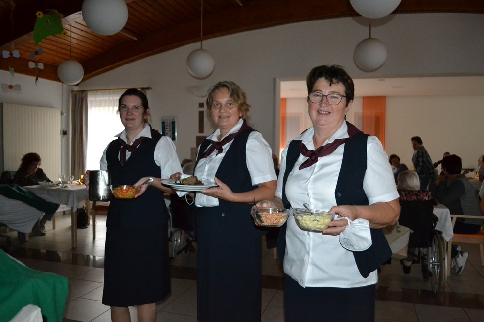 Menschen servieren Speisen