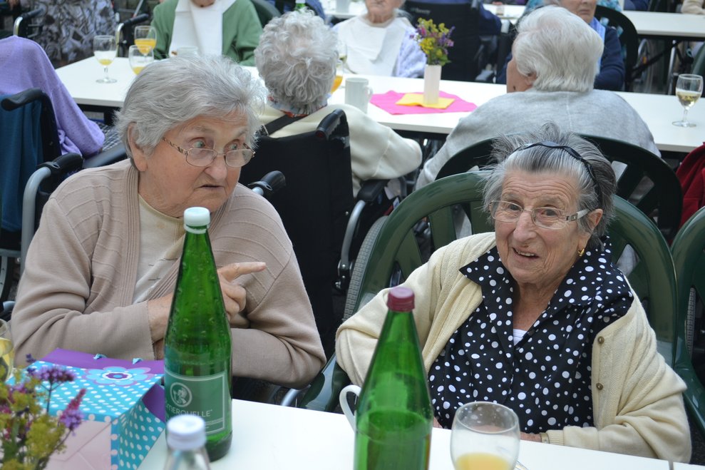 Zwei ältere Damen sprechen miteinander