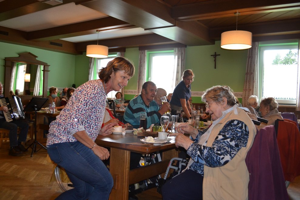 Alltagsbegleiterin scherzt mit Heimbewohnerin