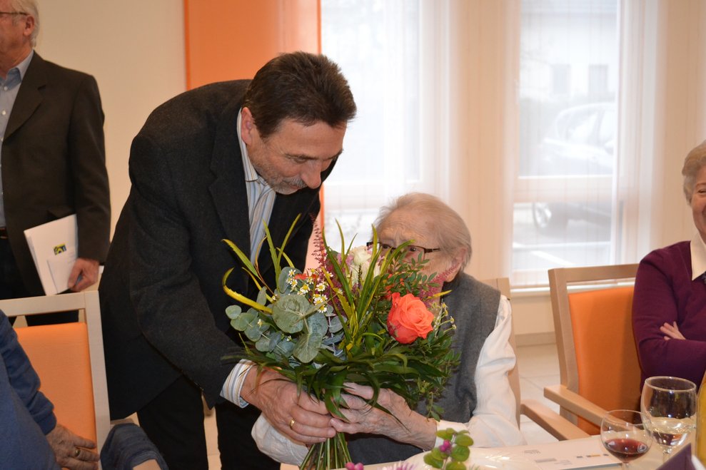 Menschen überreichen Blumen