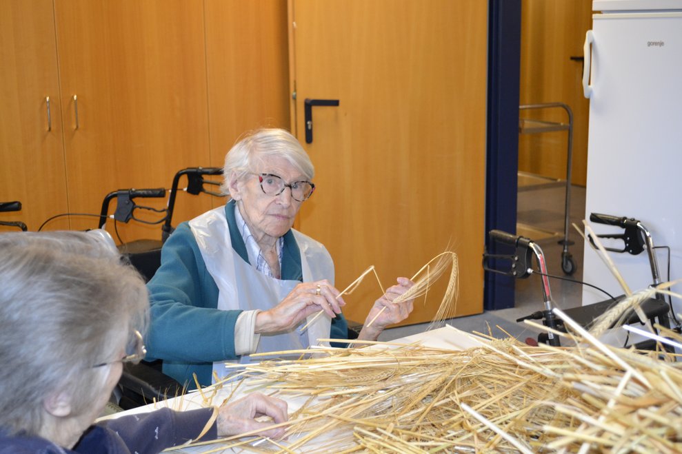 Dame bindet Erntekrone