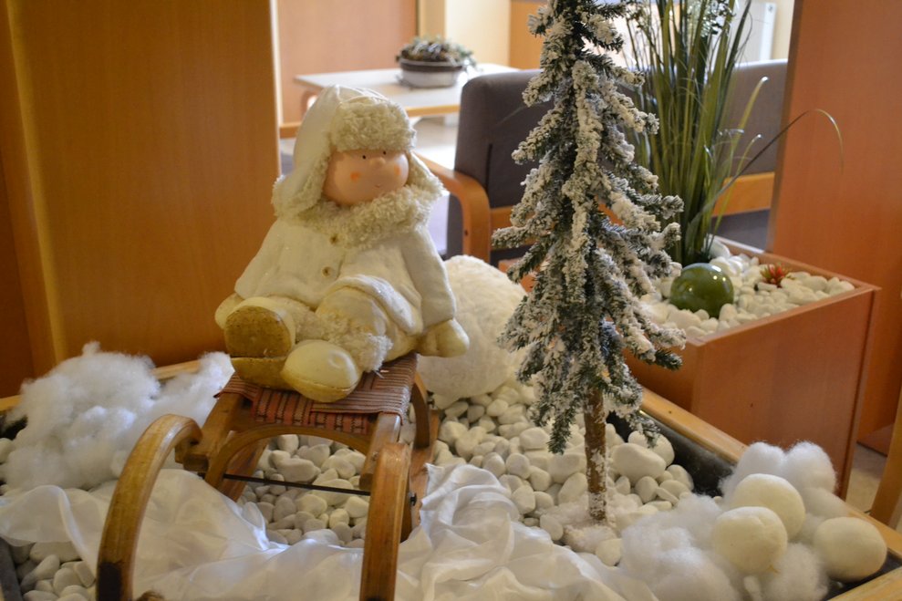 Eine Rodel mit einer winterlichen Figur 