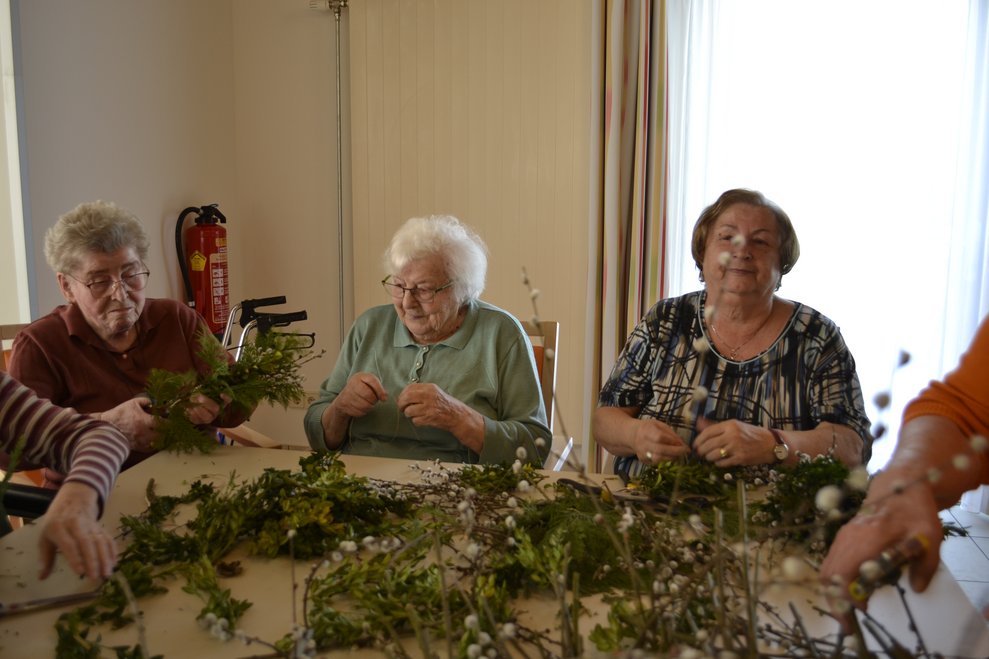Damen beim Palmbesenbinden