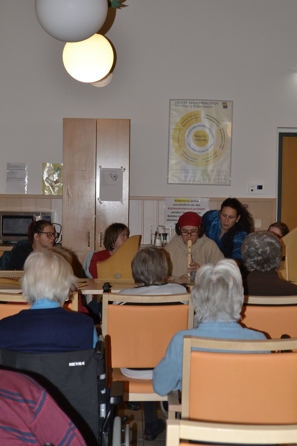 Menschen hören Konzert