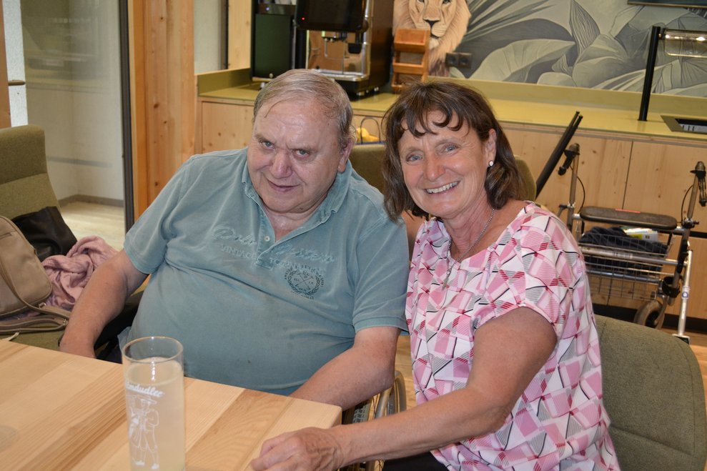 Frau und Mann lachen