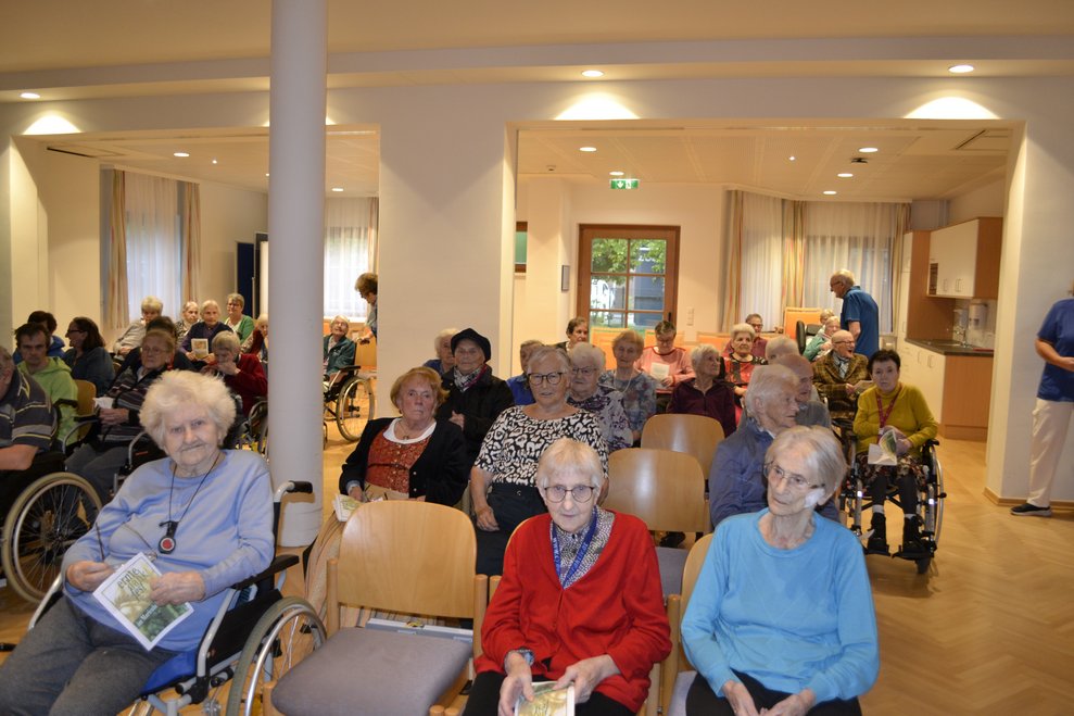 Frauen und Männer feiern Andacht