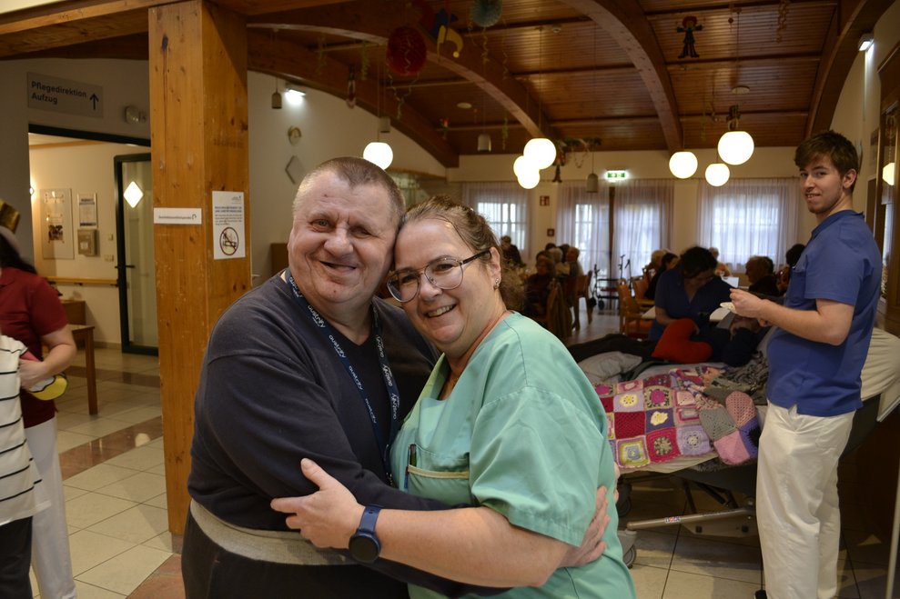 Frau und Mann tanzen