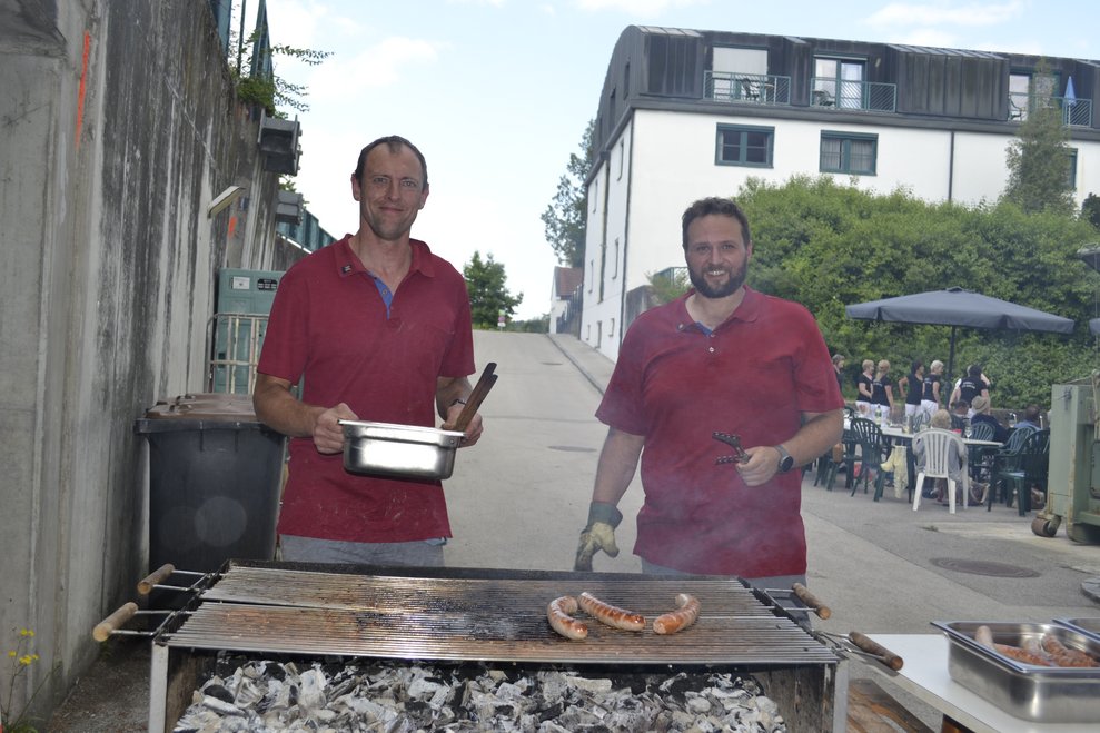 Männer grillen