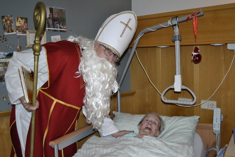 verkleideter Mann mit Frau