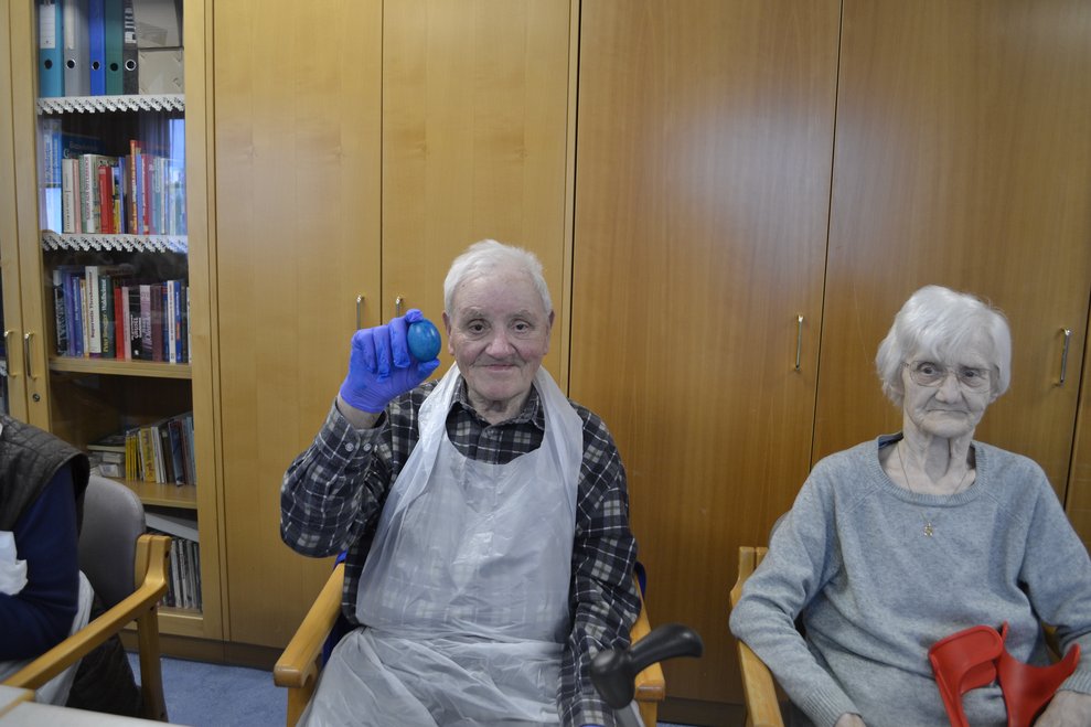 Damen färben Ostereier