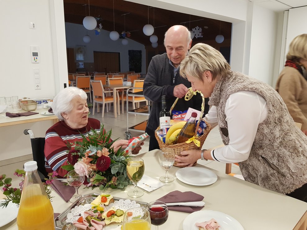 Menschen überreichen Geschenke