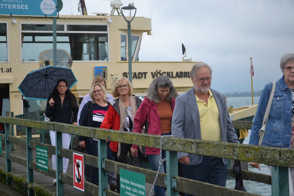 Personen verlassen das Schiff