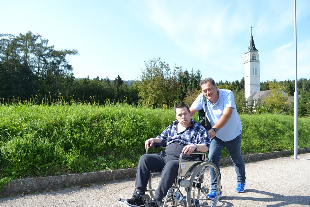 ein Rollstuhlfahrer mit Begleitung