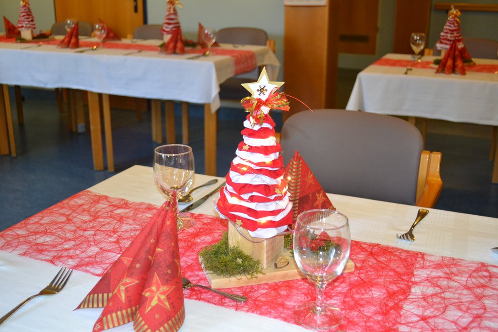 Ein Ausschnitt des gedeckten Tisches mit Dekoration