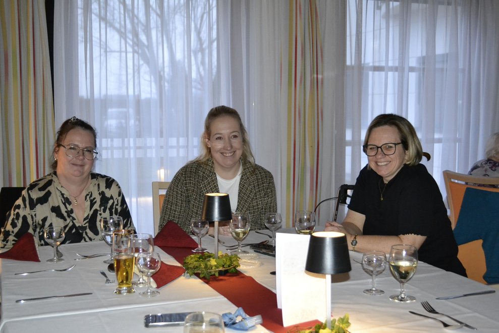 Frauen unterhalten sich