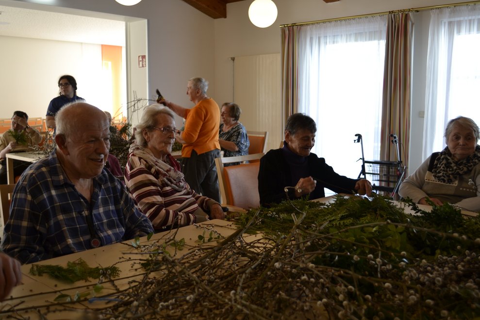 Leute beim Palmbesenbinden