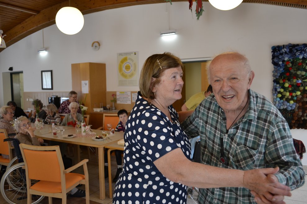 Frau und Mann tanzen