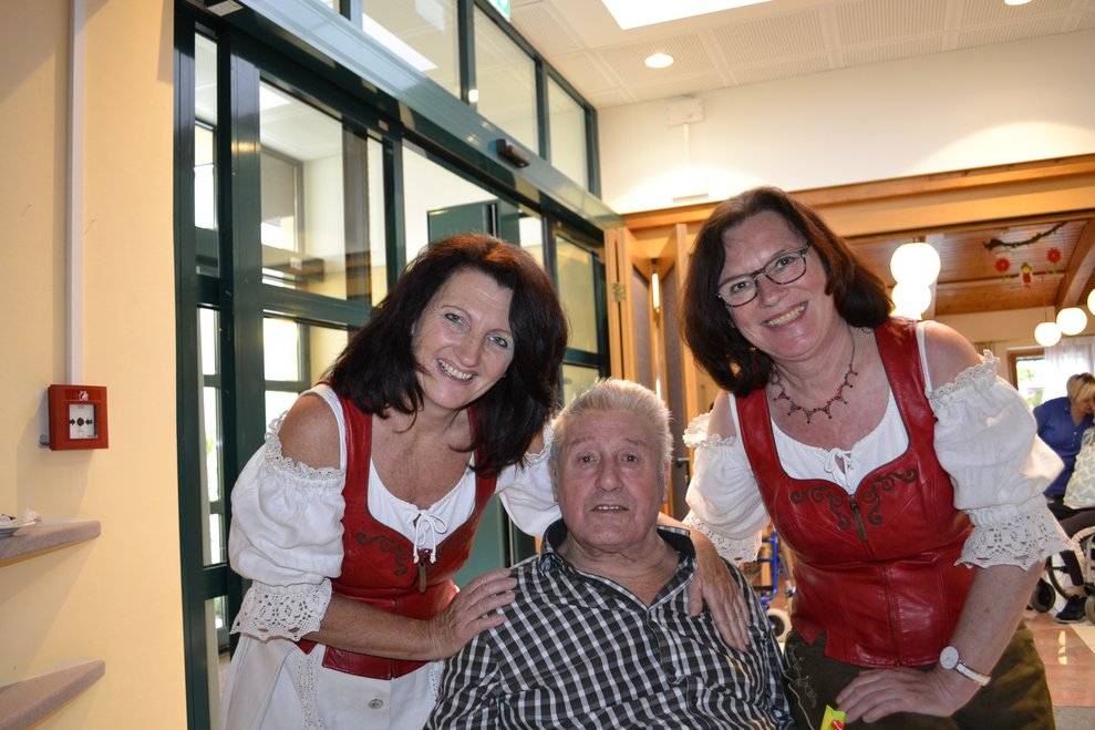 Frauen und Mann lachen