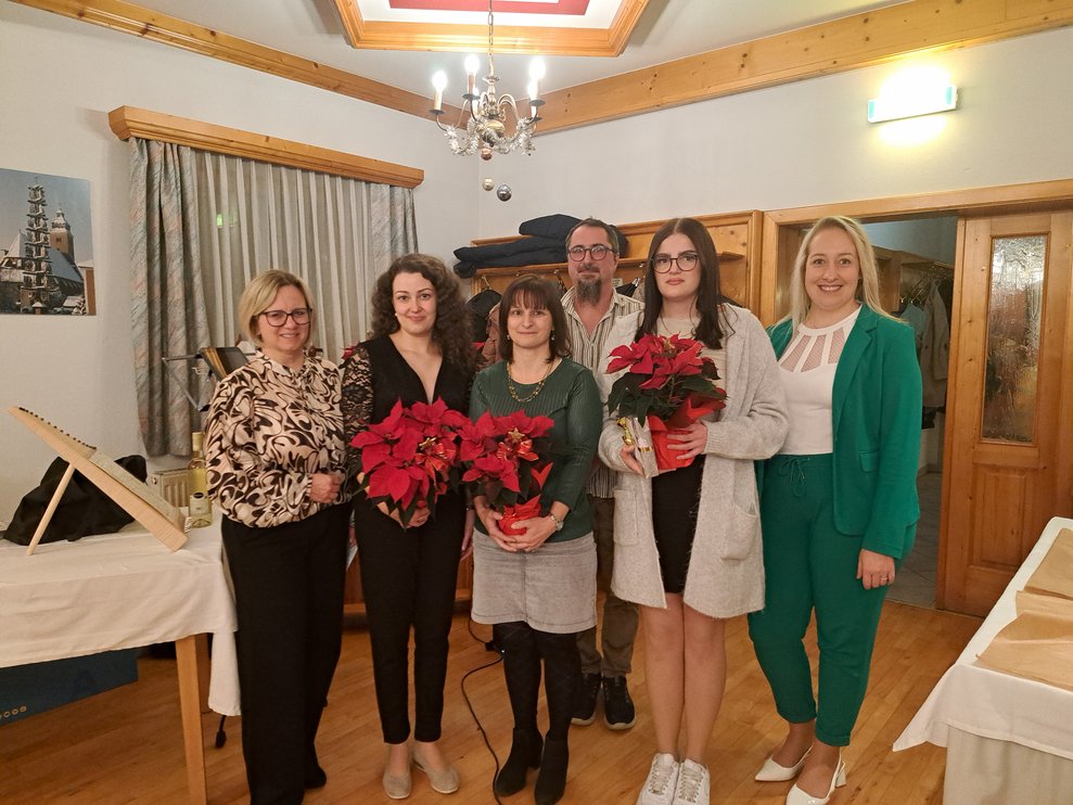 Frauen bekommen Blumen überreicht