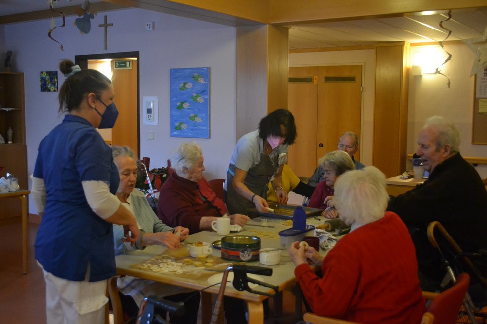 Damen und Herren haben Spaß beim Kekse Backen