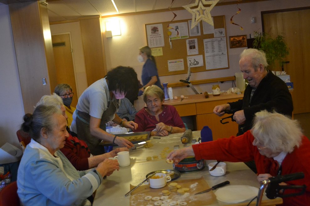 Damen und Herren beim Kekse Ausstechen