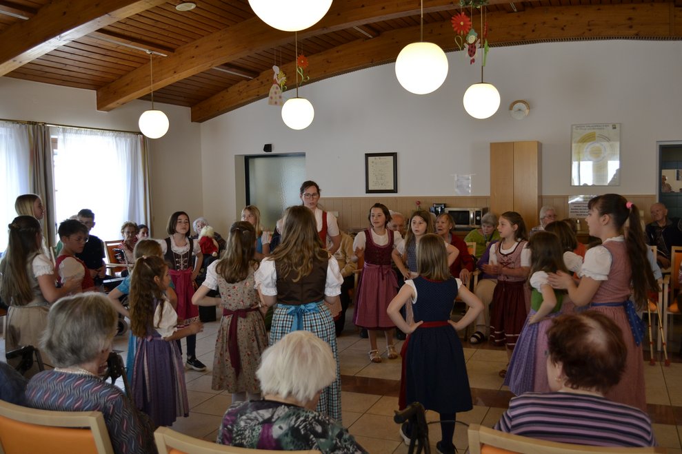 Kinder und Erwachsene tanzen