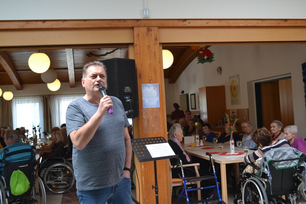 ein Mann hält eine Rede