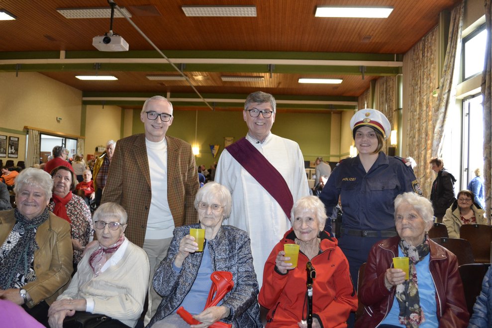 Menschen lachen und trinken