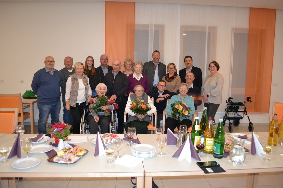 viele Menschen gratulieren