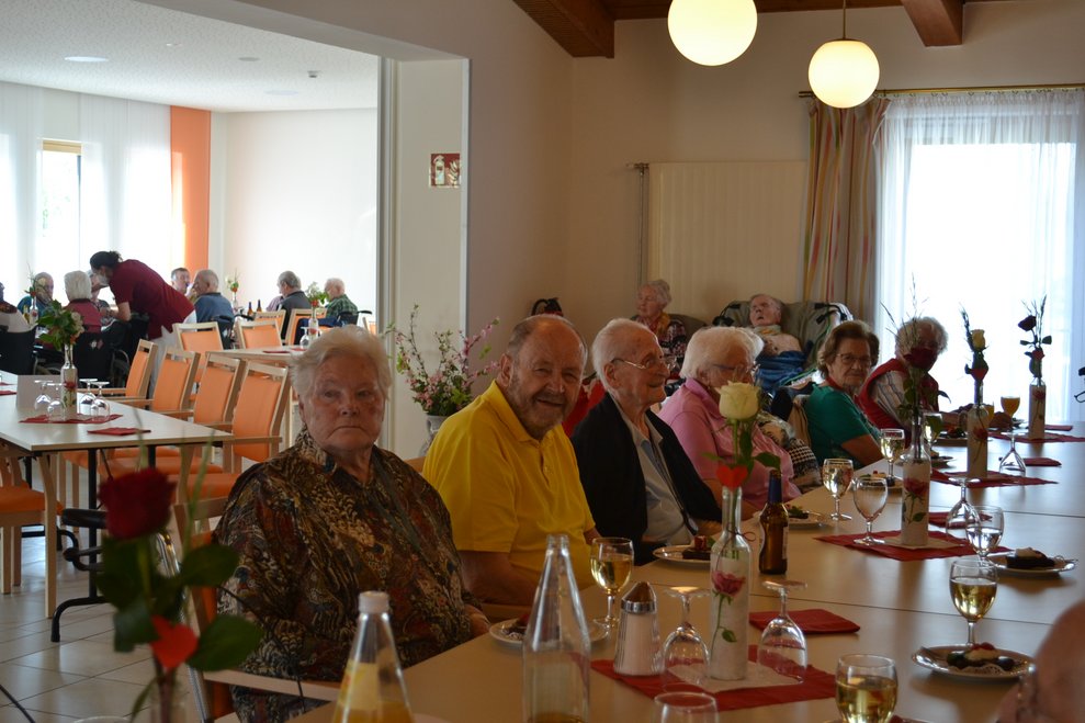 eine Gruppe von Personen sitzt am Tisch