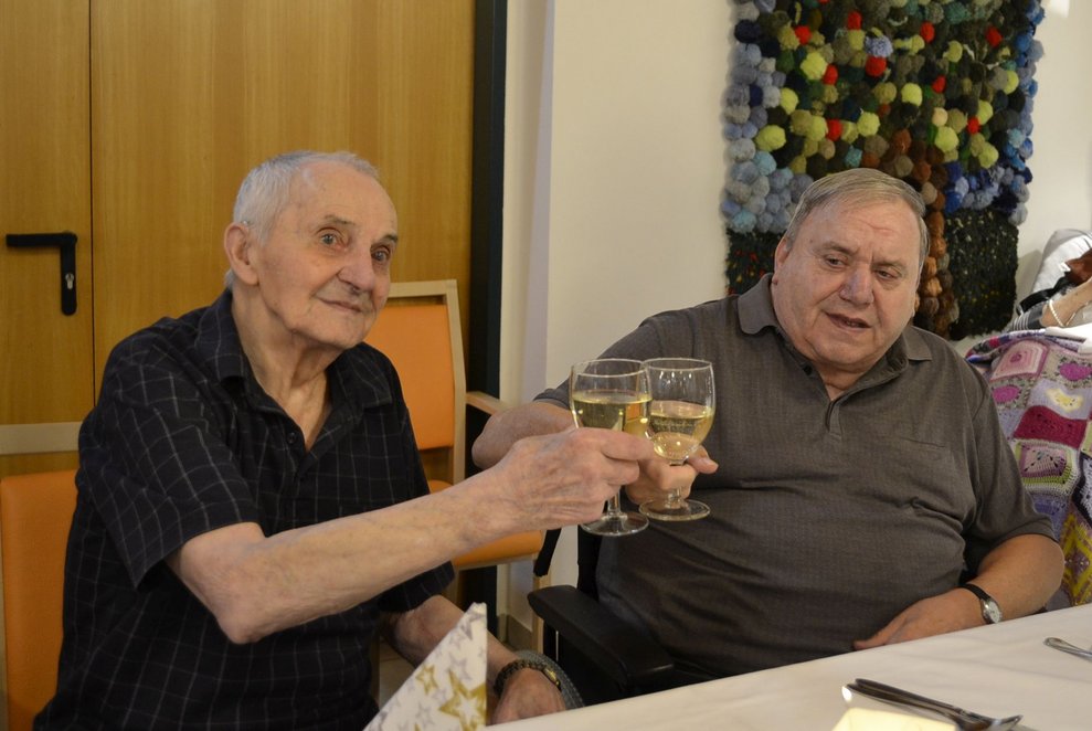 Männer trinken Wein