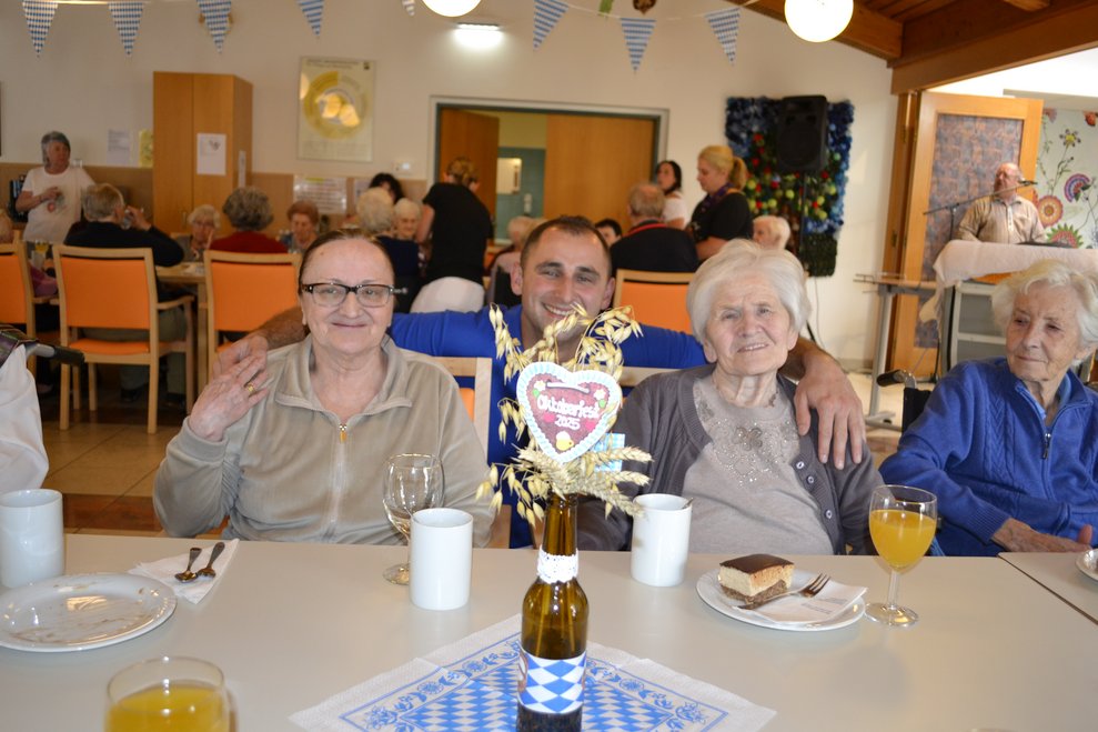 Mann mit Frauen lachen